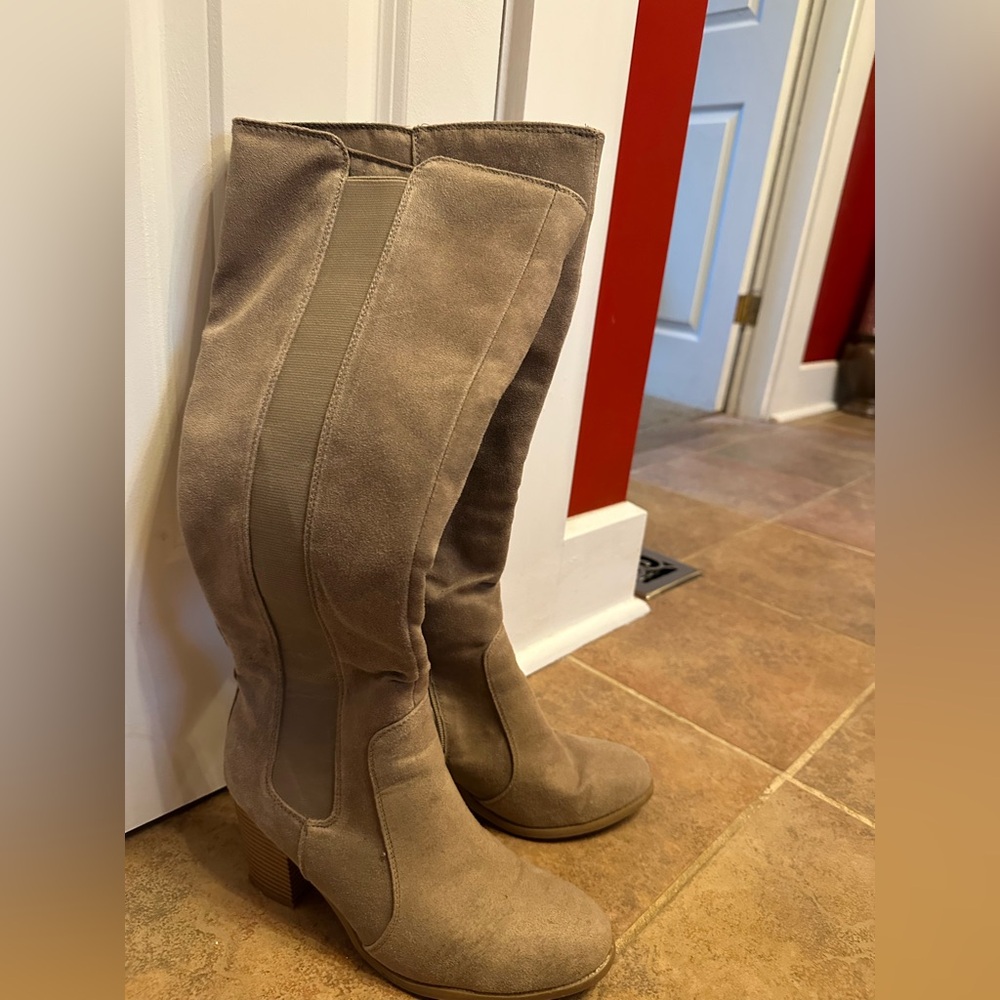 Knee high zip up tan boots, size 8.5